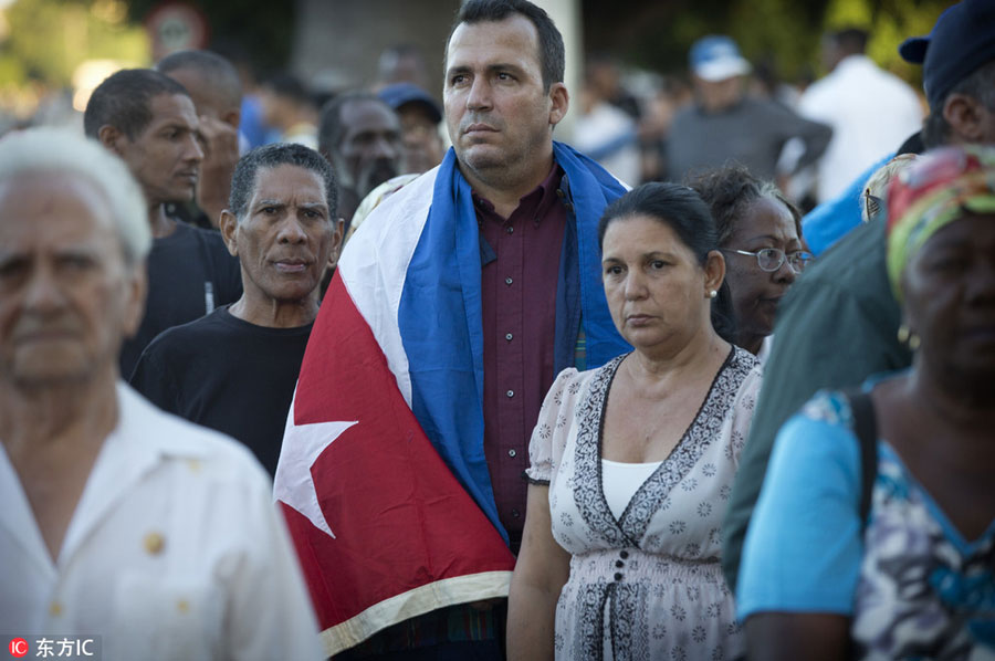 Cubans pay heartfelt tribute to Fidel Castro