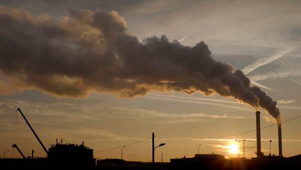 Paris imposes driving restrictions, plans clunker ban as smog hits highs