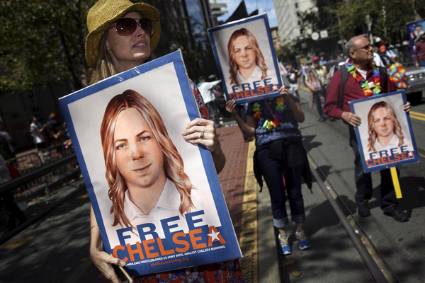 Obama shortens Manning's term, grants clemency to hundreds