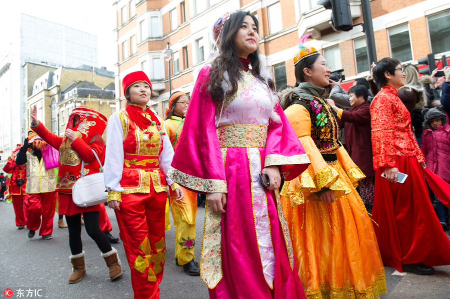 Traditional Chinese dresses shine in overseas Spring Festival celebrations