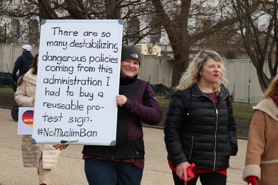 Trump's refugee ban sparks protests before White House, at over 30 US airports