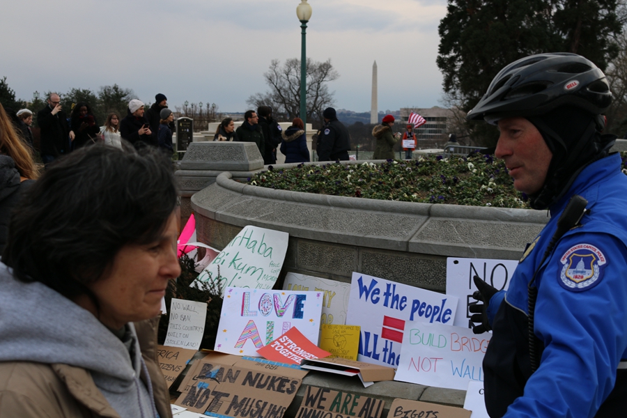 Trump's refugee ban sparks protests before White House, at over 30 US airports