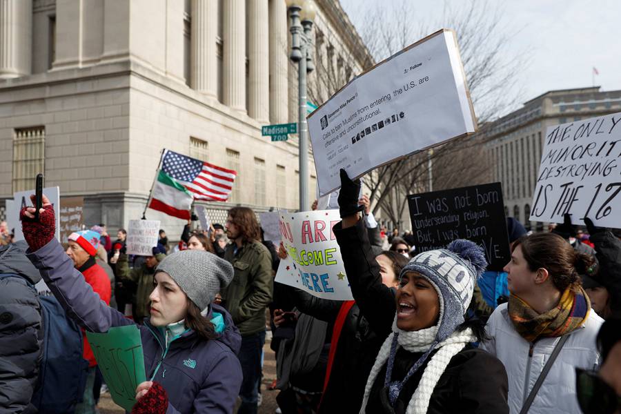 Trump's refugee ban sparks protests before White House, at over 30 US airports