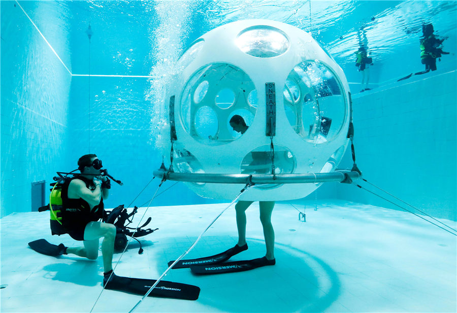 Ready for dinner 33 meters underwater in Brussels?