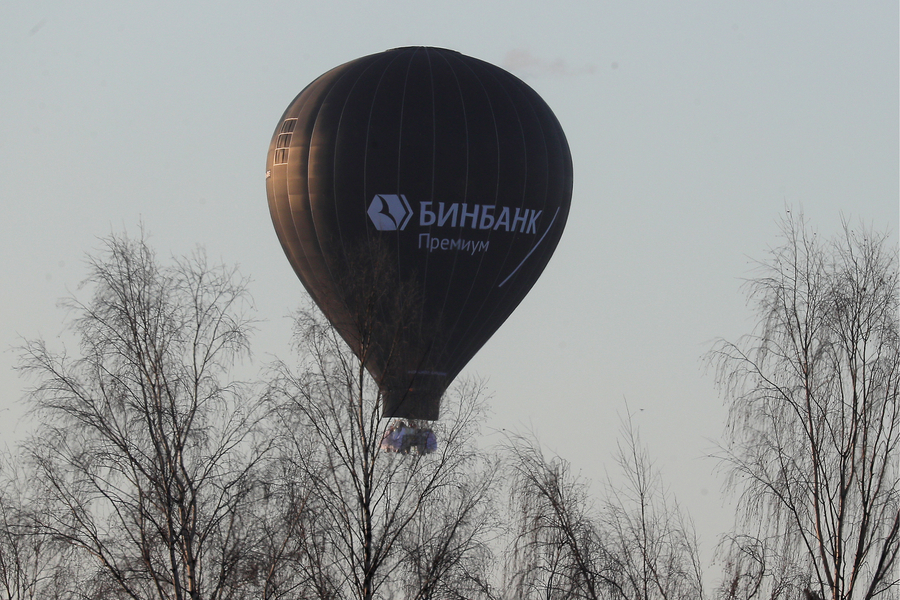 Russian adventurer off to set hot air balloon record