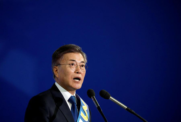 S.Korea presidential frontrunner Moon pledges extra budget if elected