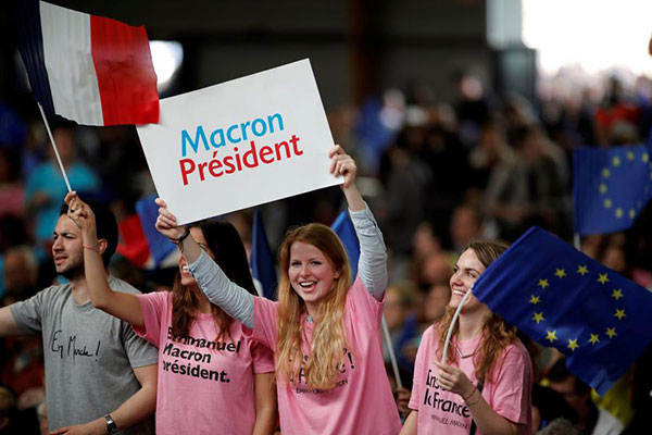 French campaign revs up with rival rallies