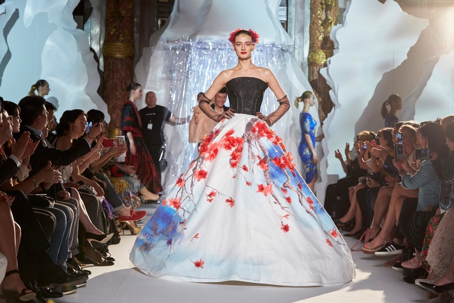 Top designer presents 'shanshui' creations at Paris week