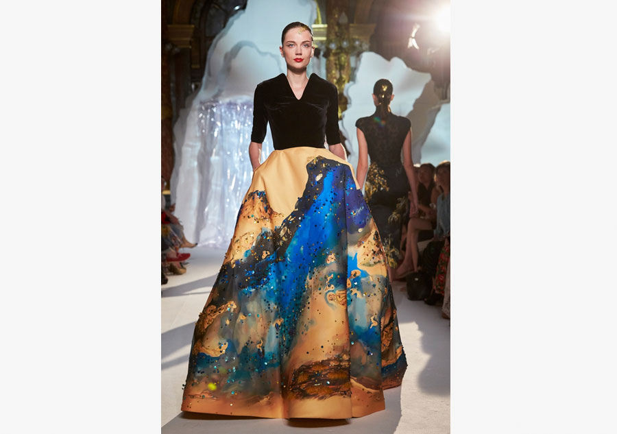 Top designer presents 'shanshui' creations at Paris week