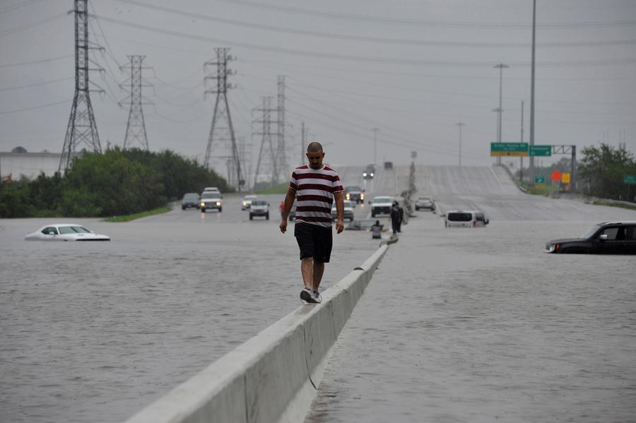 Hurricane lashes southeast Texas with heavy rain, wind