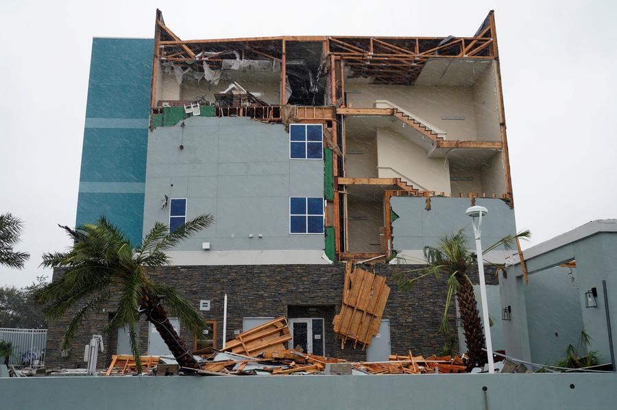 Hurricane lashes southeast Texas with heavy rain, wind