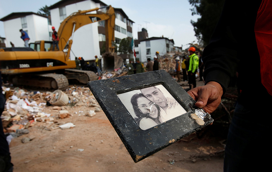 Mexicans dig through collapsed buildings as quake kills 225