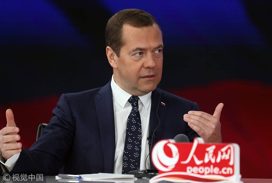 Medvedev starts China visit, talks with Chinese internet users