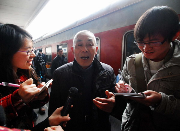 Chinese return home from quake-hit Japan