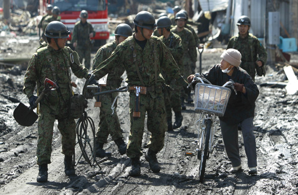 Japan begins to dig for dead amid devastation