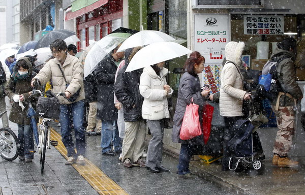 Fuel,food scarcity prevail in Japan for days