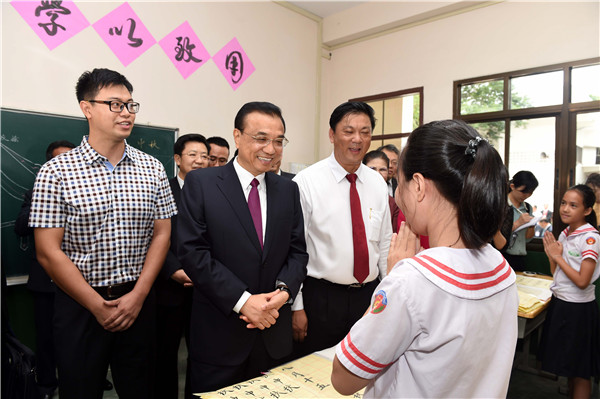 Chinese premier visits Chinese-language school in Laos