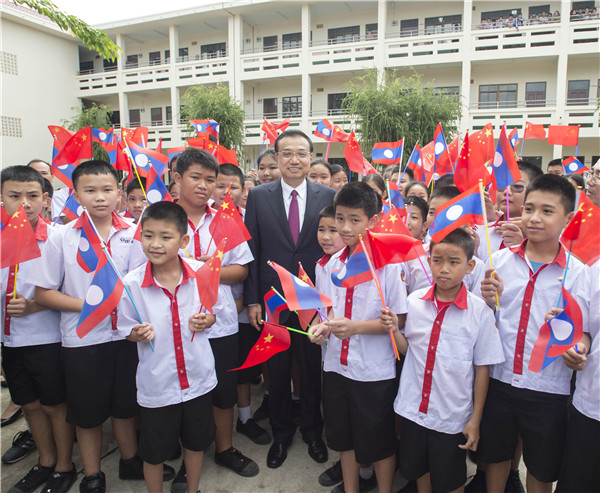 Chinese premier visits Chinese-language school in Laos