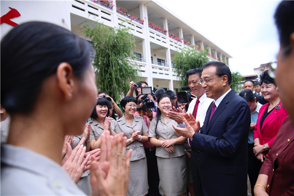 Chinese premier visits Chinese-language school in Laos