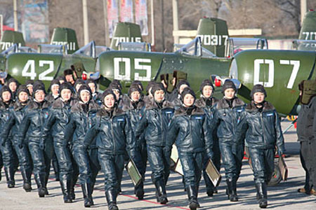 中国今日正式产生首批战斗机女飞行员