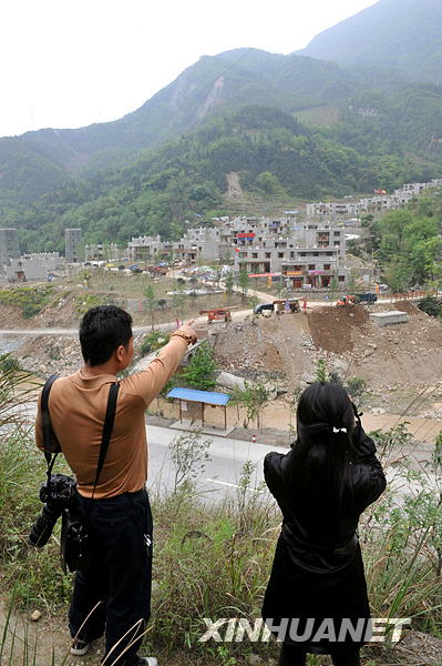 汶川地震一周年：废墟上的新羌寨[组图]