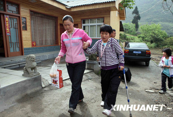 汶川地震一周年：不屈的生命之花快乐绽放[组图]