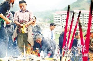 北川老县城昨开城 数万民众祭奠遇难同胞(图)