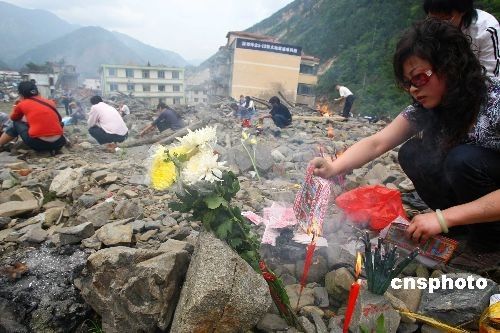 北川老县城昨开城 数万民众祭奠遇难同胞(图)