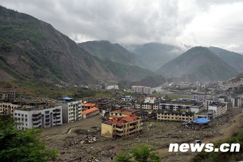 北川老县城昨开城 数万民众祭奠遇难同胞(图)