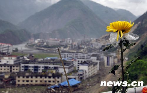 北川老县城昨开城 数万民众祭奠遇难同胞(图)