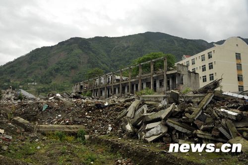 北川老县城昨开城 数万民众祭奠遇难同胞(图)