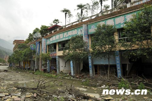 北川老县城昨开城 数万民众祭奠遇难同胞(图)