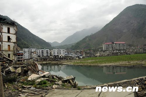 北川老县城昨开城 数万民众祭奠遇难同胞(图)