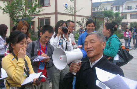 地震无情人有情——灾区古稀老汉写歌感谢政府