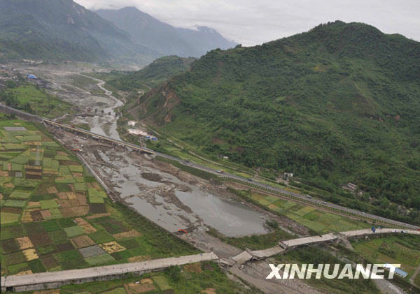 汶川地震一周年：空中看灾区重建[组图]