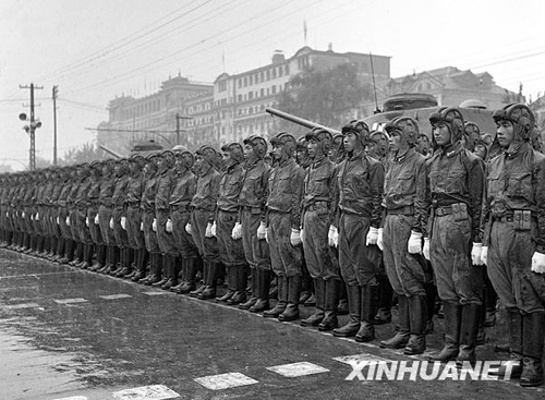 1956年：大雨滂沱振军容