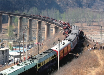 陕西韩城开往北京旅客列车6节车厢脱轨（组图）