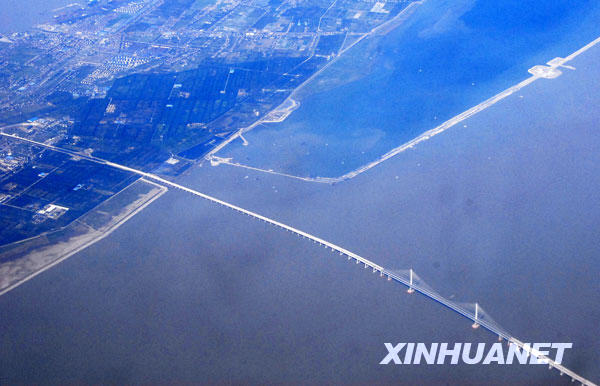 上海长江大桥进入后期施工阶段 空中拍摄雄姿已显