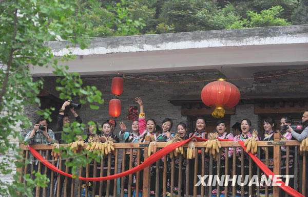 汶川地震一周年：北川20对重组家庭新人举行集体婚礼