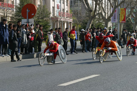 第23届大连国际马拉松鸣枪开赛