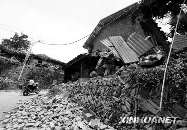 汶川地震一周年：历史永远铭记[组图]
