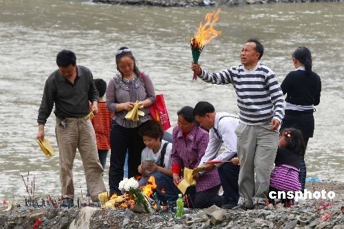 北川老县城昨开城 数万民众祭奠遇难同胞(图)