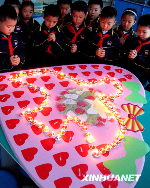 各地举行活动纪念汶川地震一周年[组图]