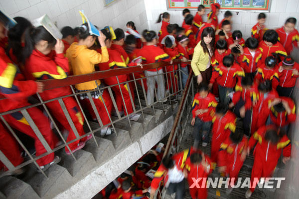 各地举行活动纪念汶川地震一周年[组图]