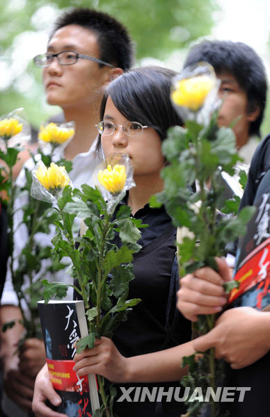 谭千秋铜像在母校湖南大学落成[组图]