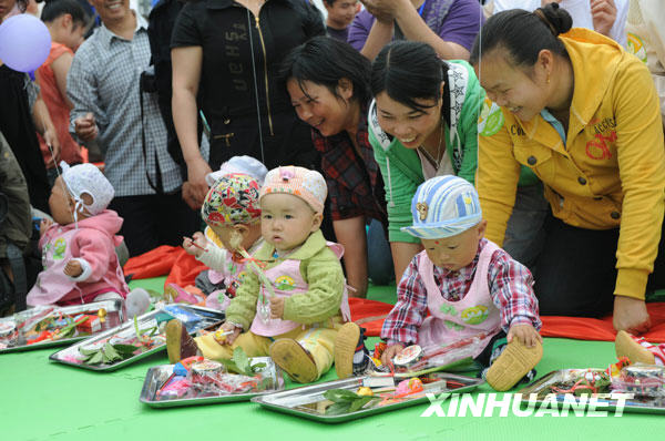 108个地震“罗汉娃”举行生日抓周会[组图]