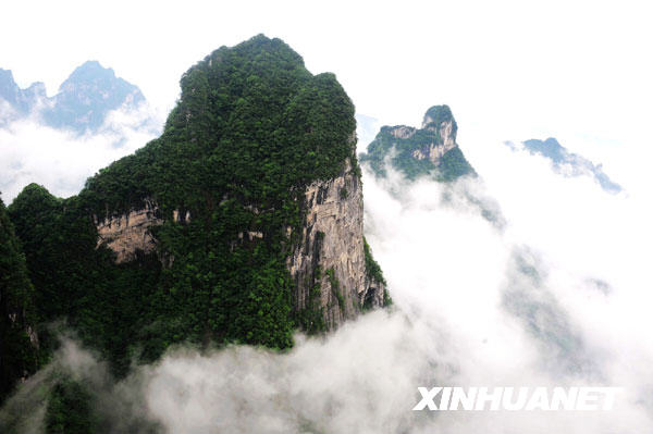 雨后天门山云变雾幻[组图]