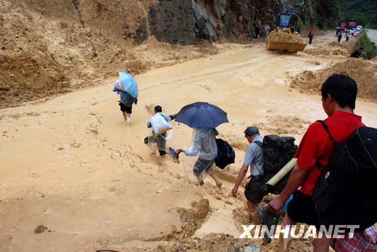 贵州榕江县降雨引发泥石流掩埋汽车[组图]