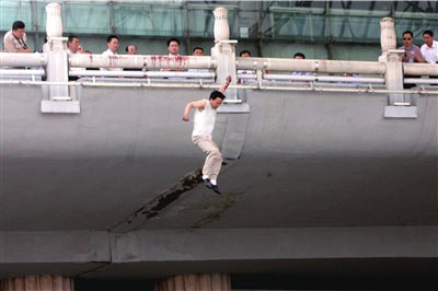 组图：一男子北京西站二楼进站口外楼沿跳下