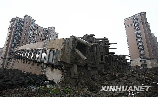 上海一在建商品楼发生倒塌事故[组图]